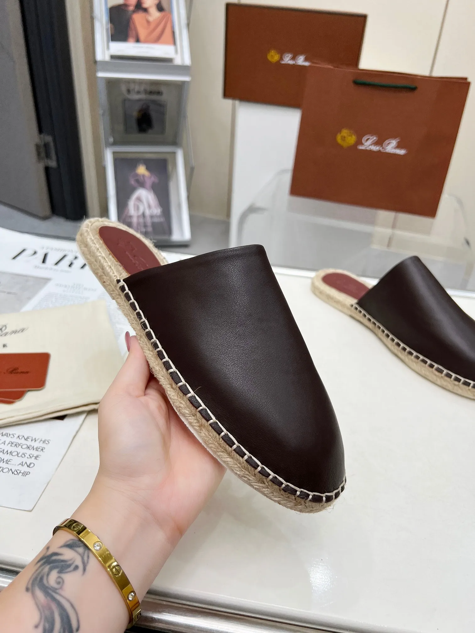 Men's men's shoes 💰520 🧚‍♂️.Loro Piana*👉Top genuine high-end fisherman's shoes and half-drag style👉Buy the original 1:1 copy💯💯💯 Founded the existing Loro Piana company on April 24, 1924. It is now the sixth generation of family business, providing high-quality products to customers who are discerning about taste and quality. ❤️Imported calfskin fabric. The lining is made of A-grade sweat-absorbent and breathable lining. 💯💯💯 Purely handmade. 💯Authentic packaging. Original one-to-one molded outsole. The favorite sandals of Middle Eastern tycoons. Code number: 39-46.